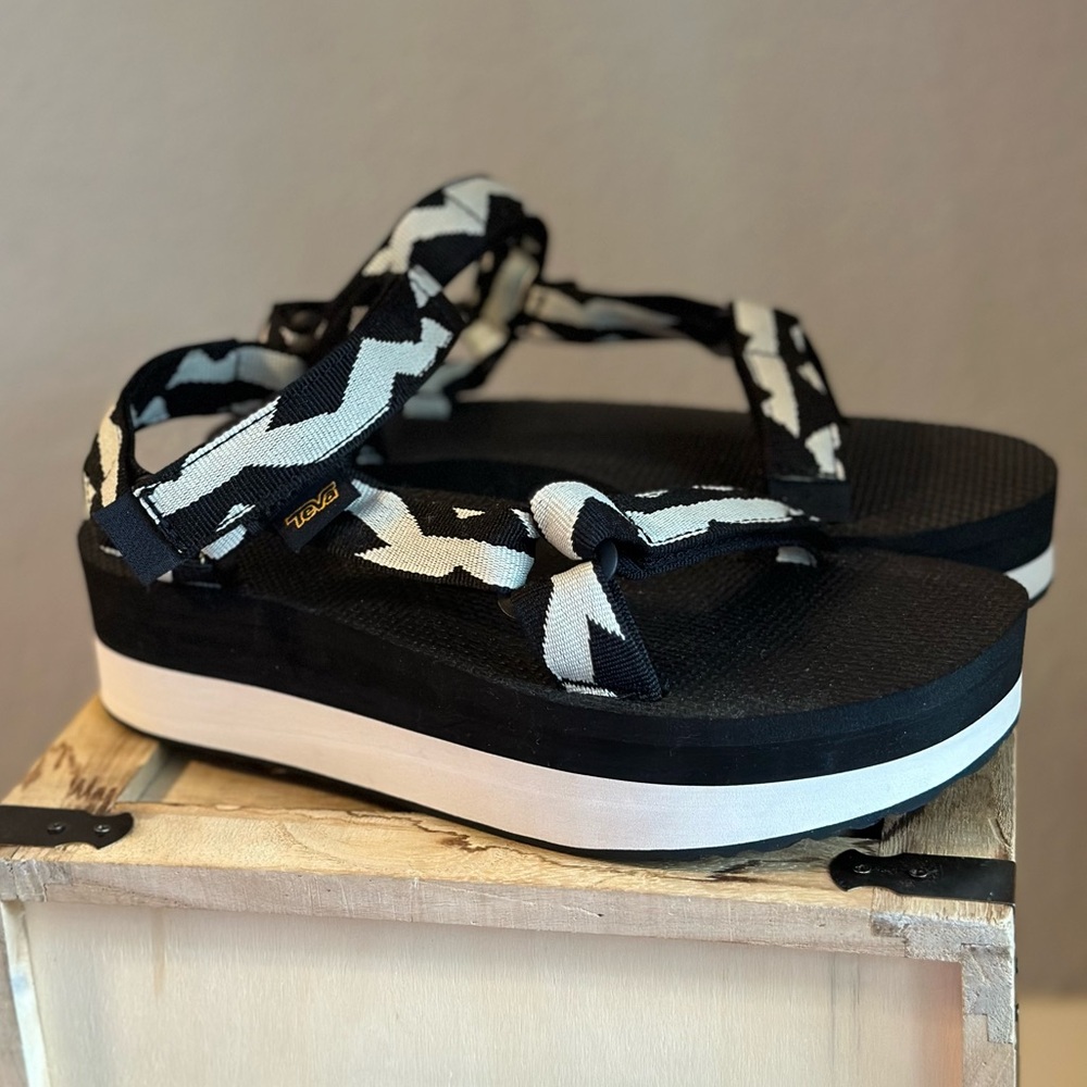 NWOT Teva Flatform Universal Platform Sandal